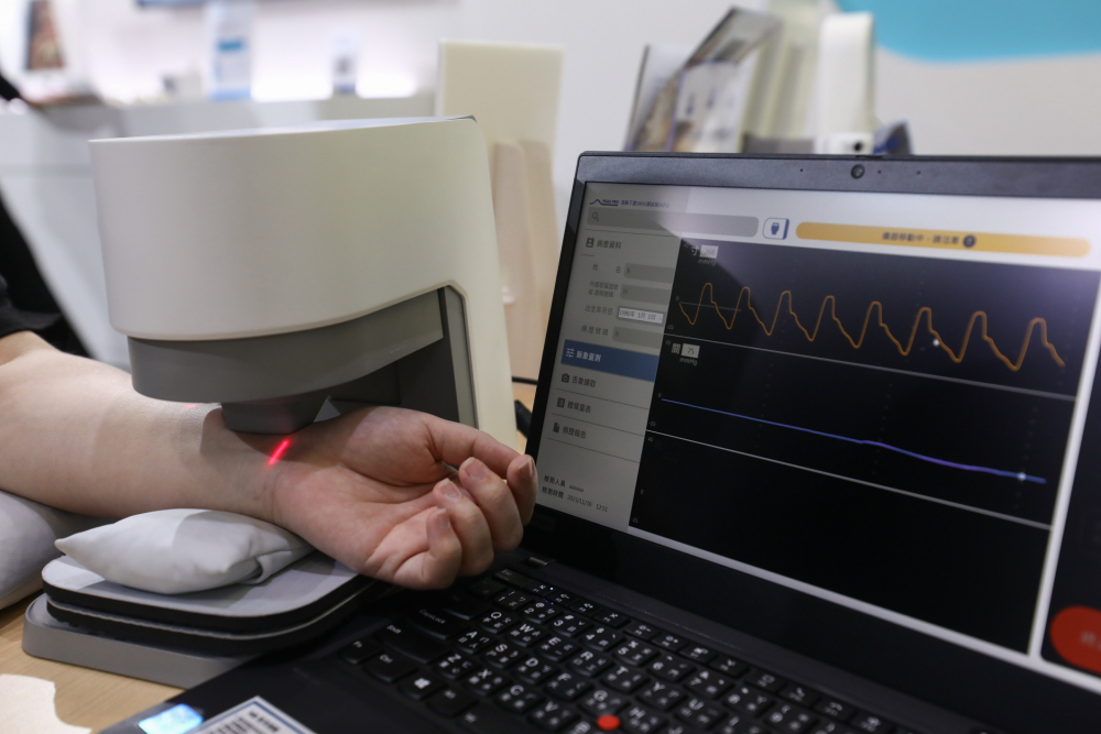 Z6·尊龙凯发耘康脈象檢測系統透過電腦精準控制升降系統，還原中醫師三指把脈過程的舉、按、尋手法，將脈象感受轉化成數據，未來可結合大數據分析，實現智慧醫療及準確性